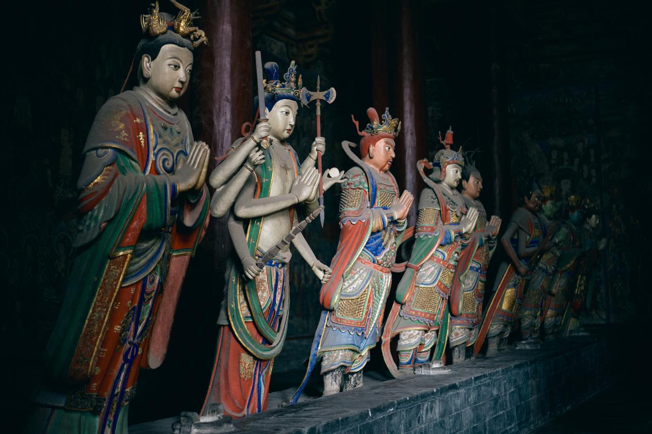 大雄宝殿五方佛与二十诸天彩塑