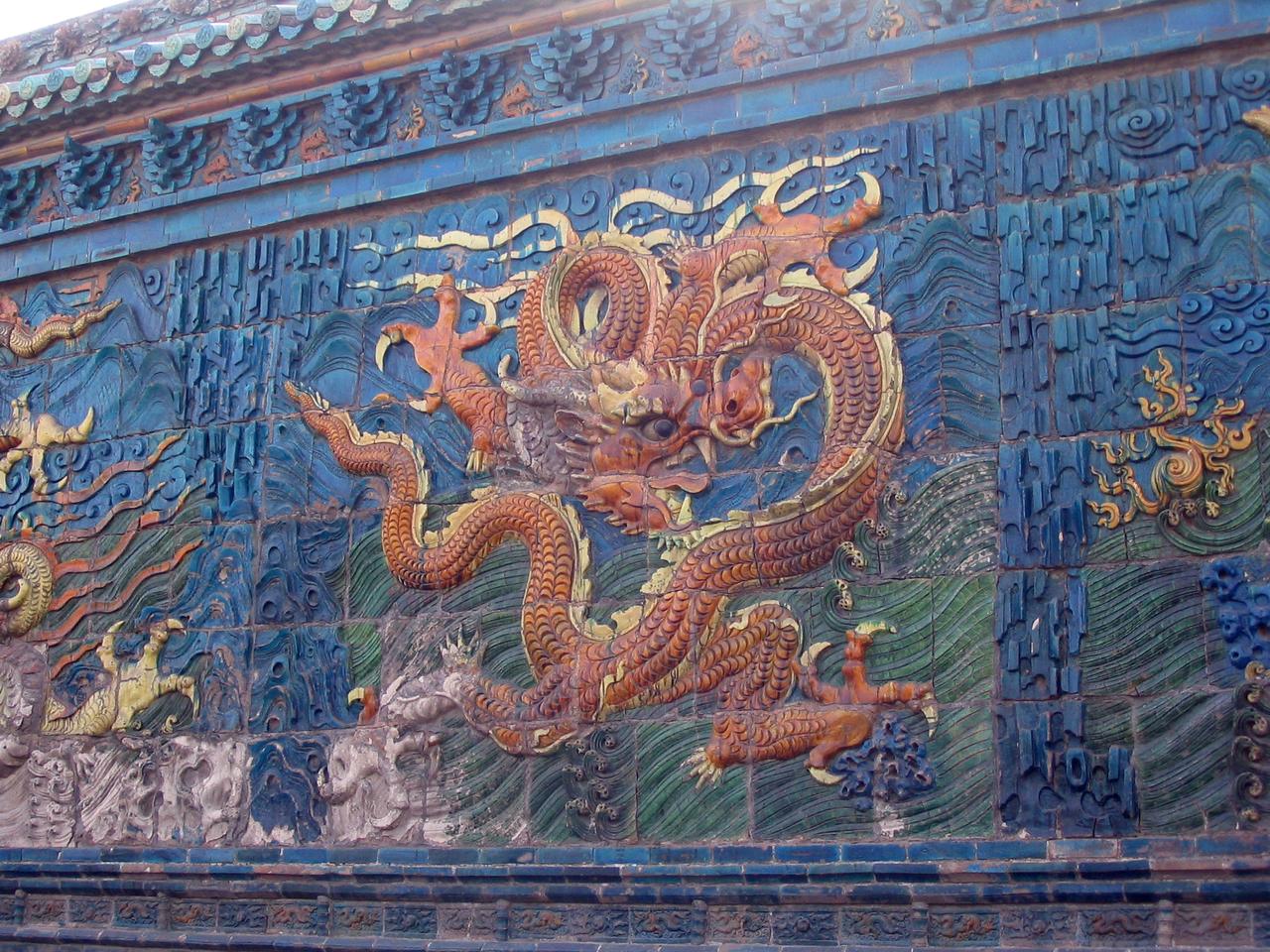 九龙壁中心黄龙特写，五爪细节清晰可见