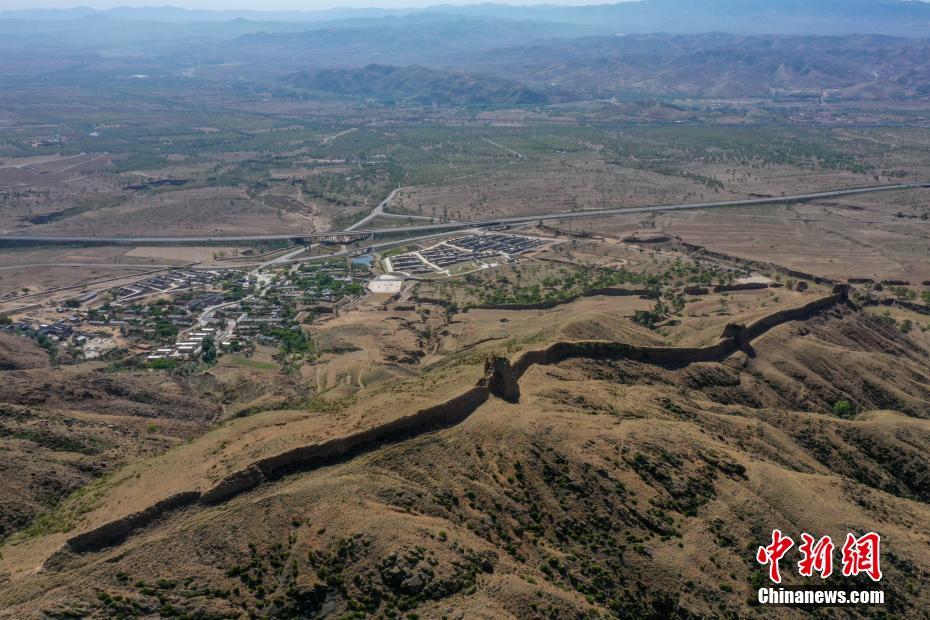 李二口长城夯土墙体近景