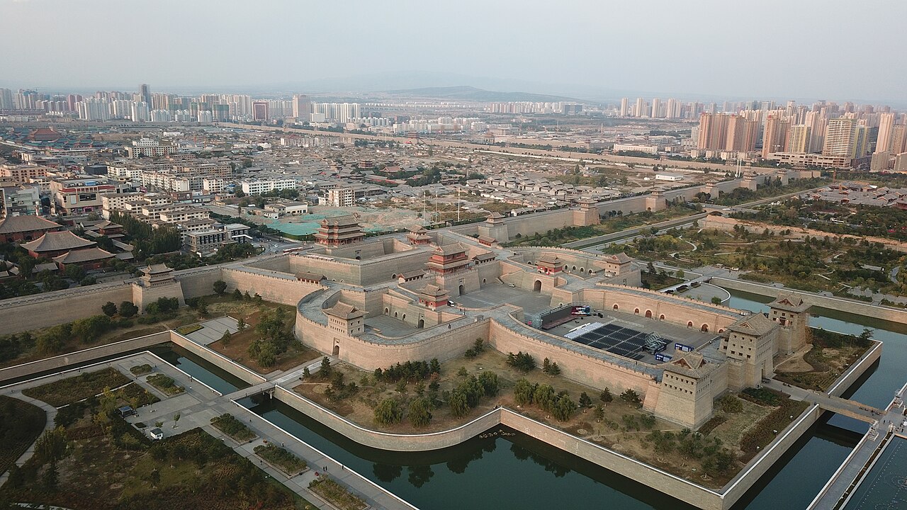 大同古城墙与御河景观带交界处