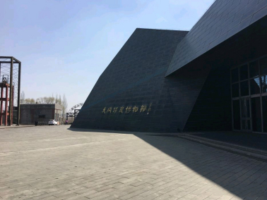 晋华宫国家矿山公园入口,远处可见云冈石窟所在山体