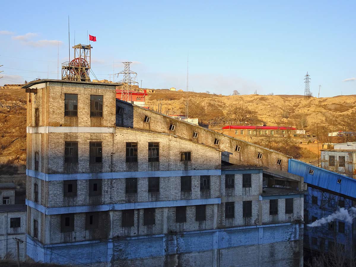 晋华宫国家矿山公园环境,远处是经过生态修复的煤矸石山。图源:Made in China Journal。