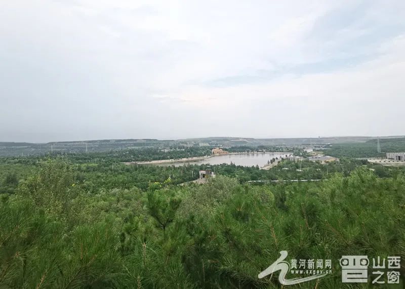 从观佛台俯瞰矸石山治理区全景