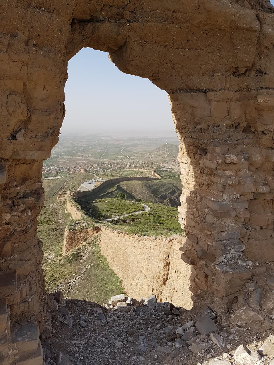 大同地区夯土长城与远处山脊线，展示完整长城段的连续性和视觉延伸感