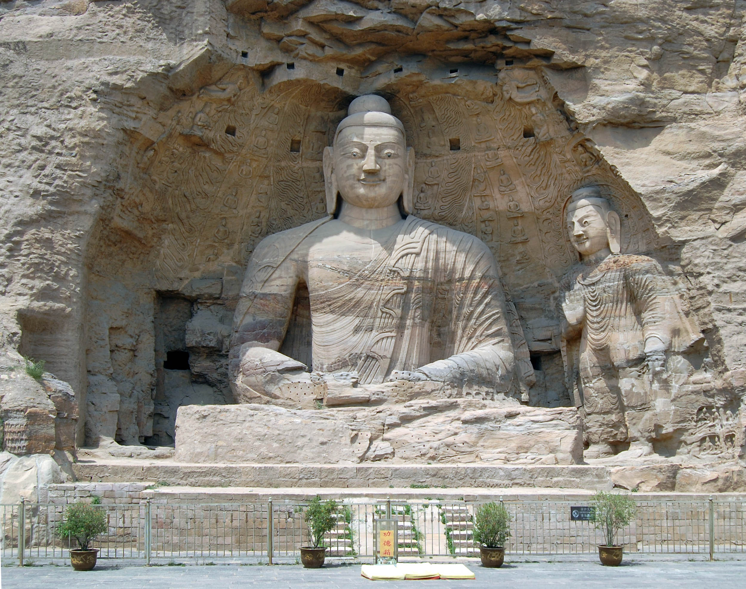 第20窟露天大佛，高13.7米的坐佛是昙曜五窟的代表作。图源：Smarthistory。