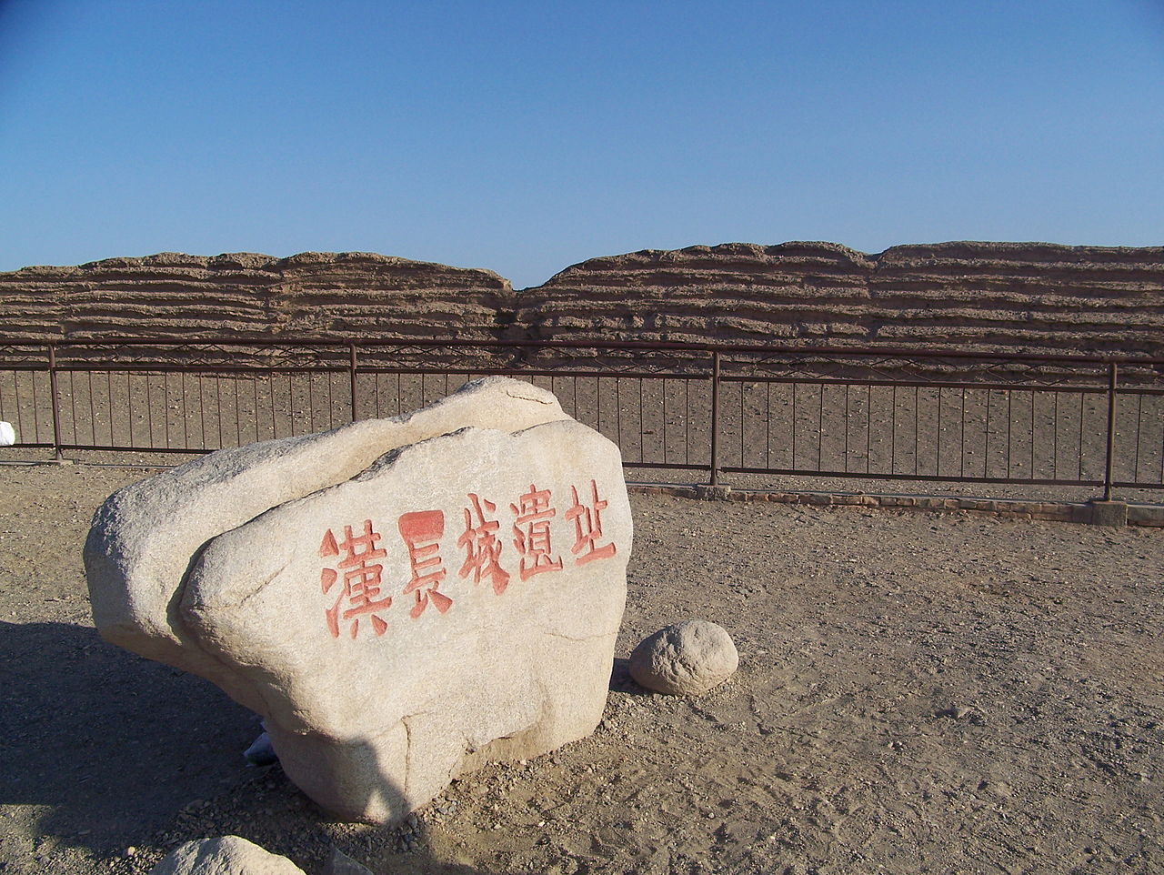 当谷燧烽燧，用土坯砌筑的汉代烽火台，残高约9米，与附近其他砂石夯筑的烽燧不同。