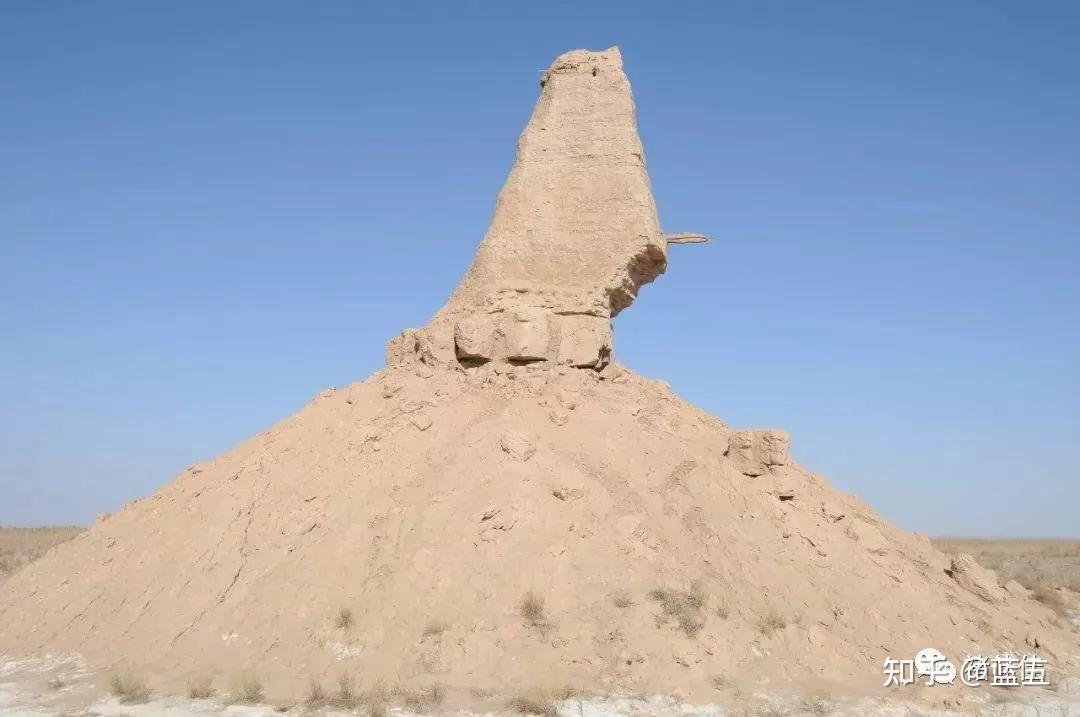 汉长城当谷燧段在戈壁滩上的远景，可以清楚看到墙体随地形起伏的走向。