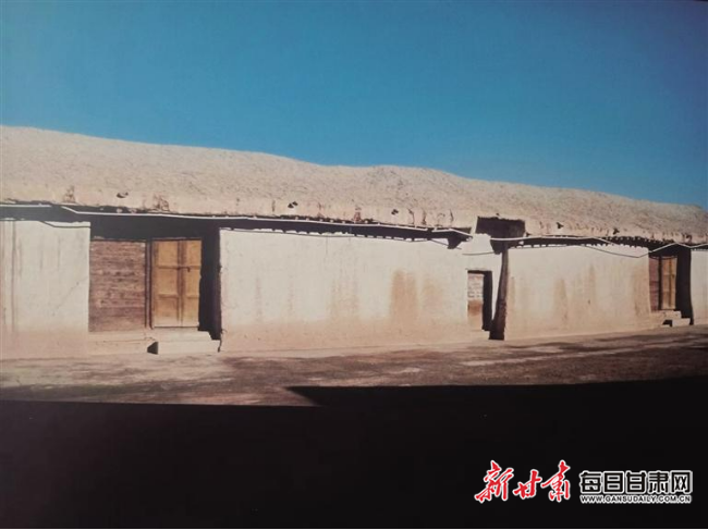 敦煌地区典型的夯土建筑，厚实的土坯墙与平顶反映当地建筑传统