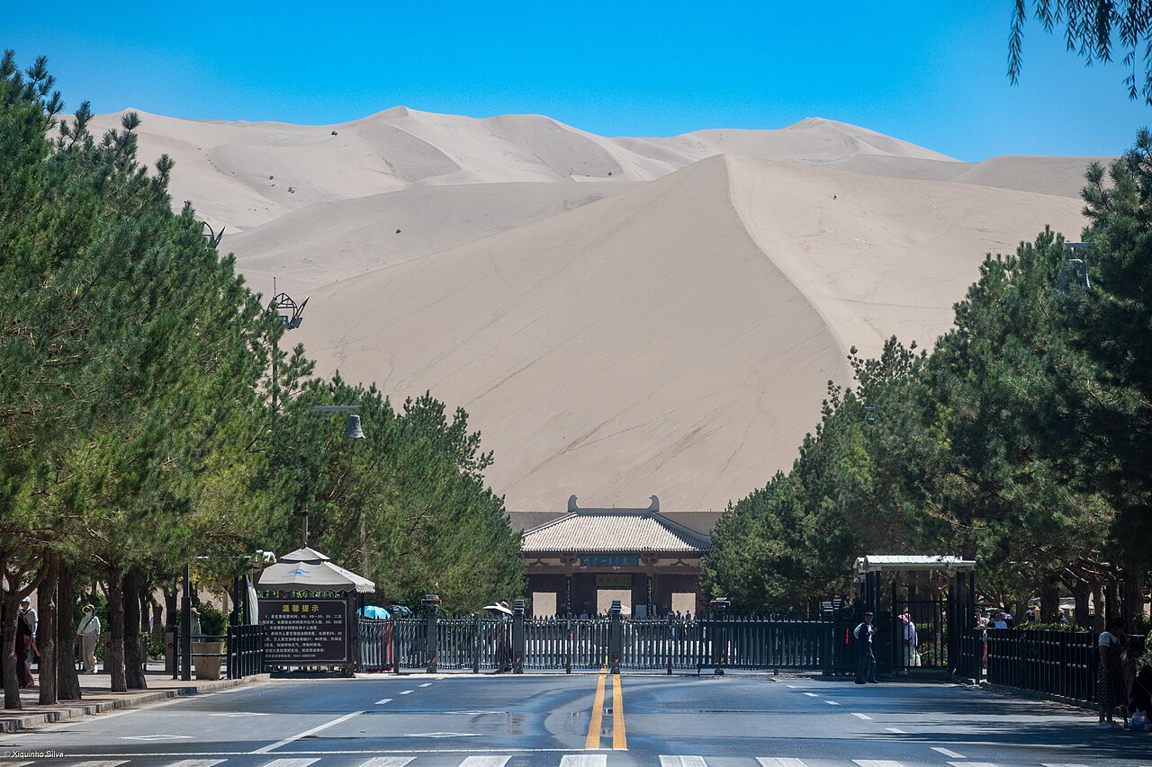 鸣沙山景区边缘的草方格固沙工程