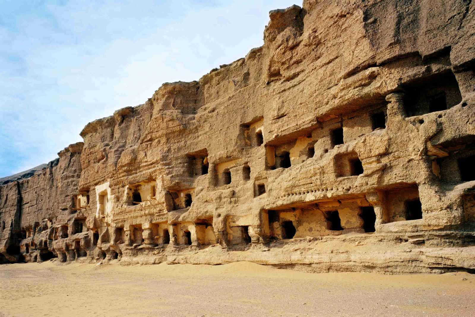莫高窟北区洞窟群外景，砾岩崖壁上洞窟多层排列