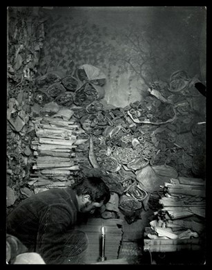 伯希和在藏经洞挑选文物(1908年)