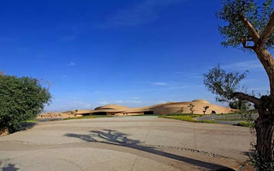 莫高窟数字展示中心建筑外观，自由曲面形体如沙丘起伏