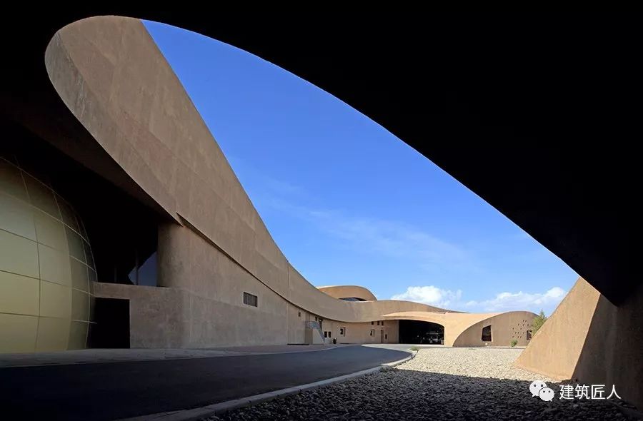 莫高窟数字展示中心建筑外观,金色穹顶与流线型沙丘形态