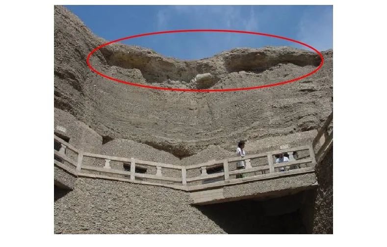 莫高窟崖壁外景：酒泉系砾岩的表面质地清晰可见
