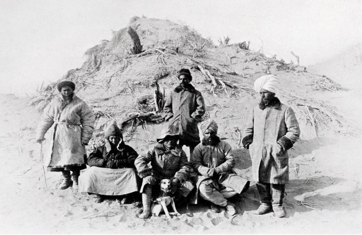 斯坦因探险队在敦煌沙漠中的合影,约1907年