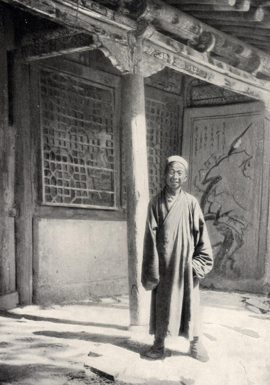 王圆箓在莫高窟，1907年斯坦因摄