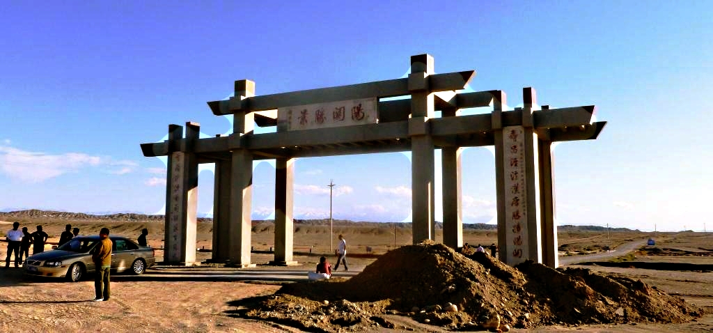 阳关景区内的仿古建筑和王维雕像