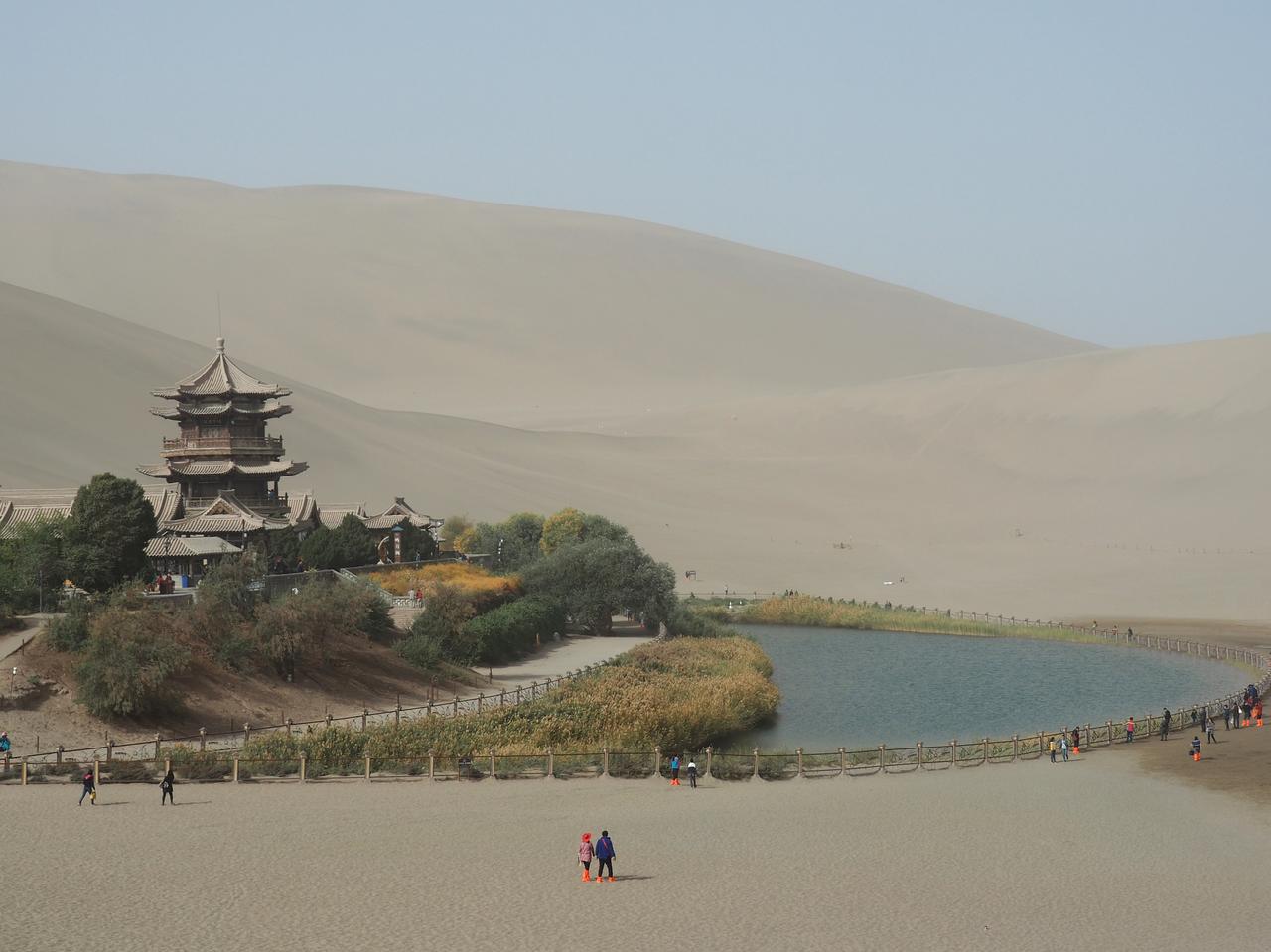月牙泉全景：鸣沙山环抱中的新月形泉水