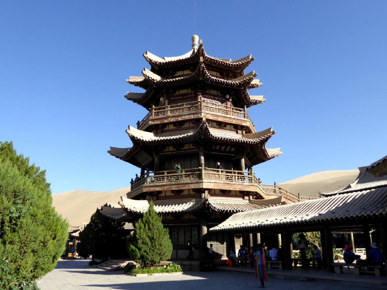 月牙泉边的仿古建筑群月泉阁