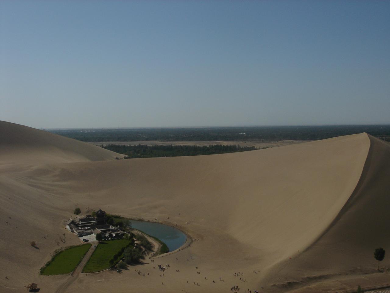 月牙泉与鸣沙山经典全景，新月形水面在沙山环抱中