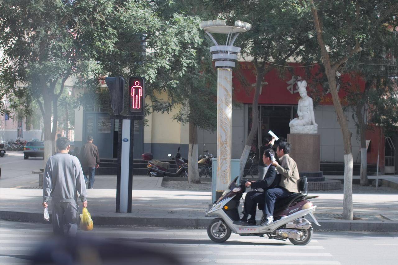 敦煌市区街景，新区的宽阔道路与高层酒店