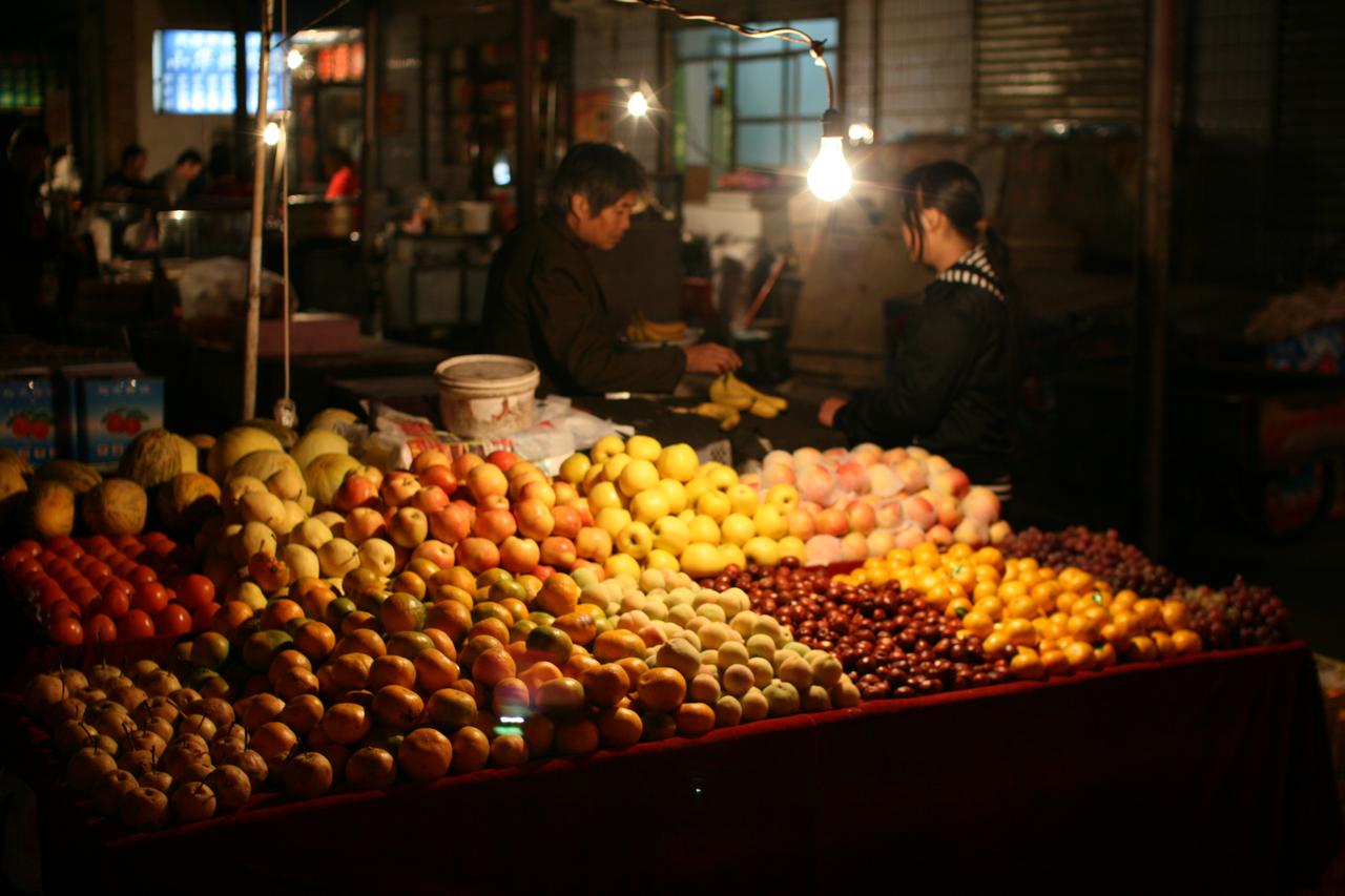 夜市工艺品摊位密集排列、商品高度雷同