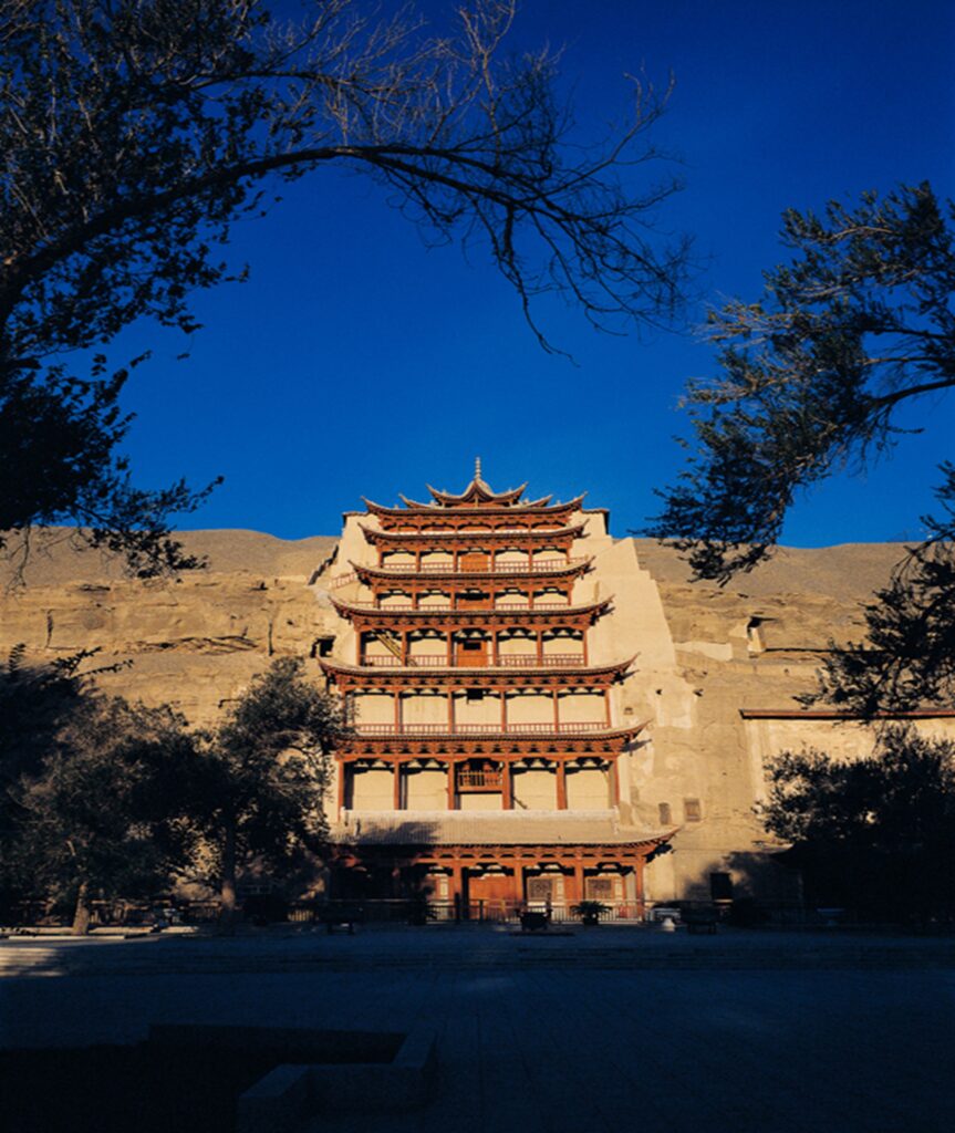 莫高窟九层楼外观,土红色木构贴崖而建
