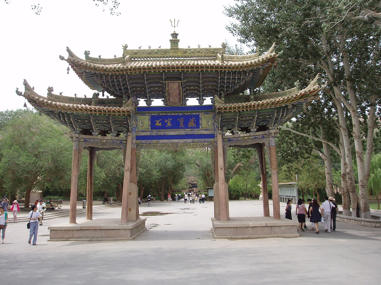 莫高窟崖壁全景