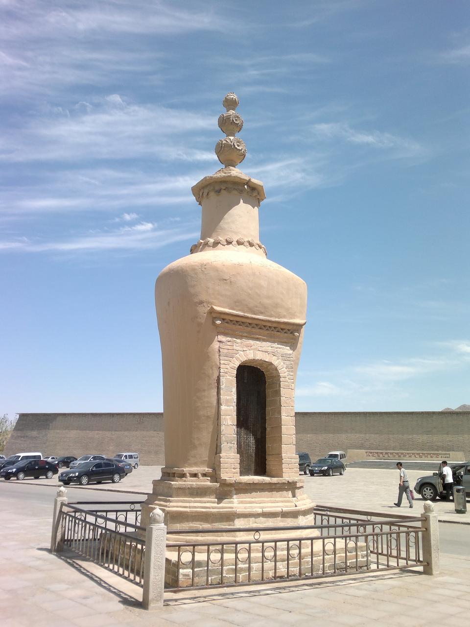 宕泉河对岸的王圆箓道士塔