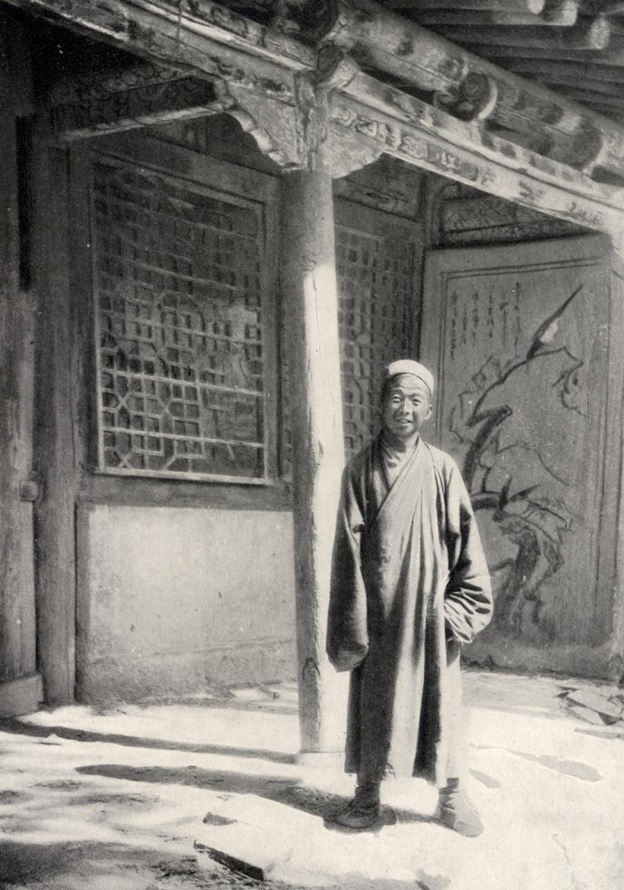 王圆箓站在石窟前的历史照片,斯坦因1907年拍摄