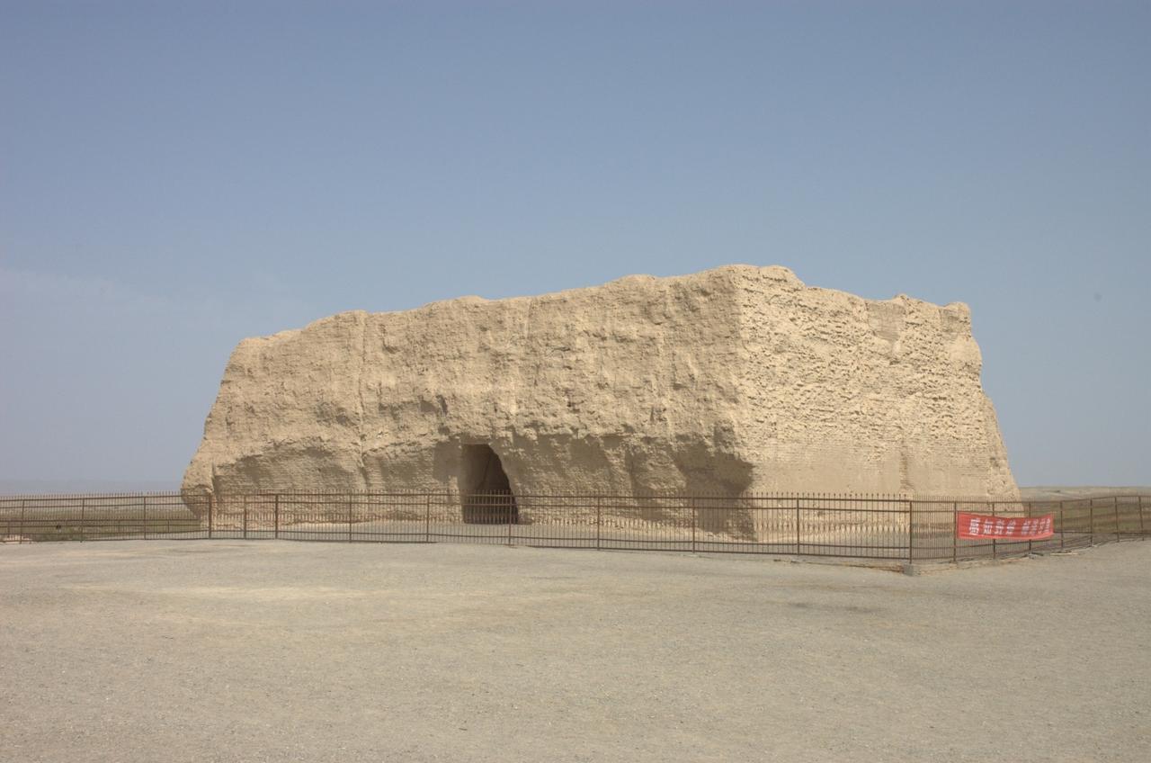 Yumenguan（玉门关）城垣遗址，方形夯土城堡