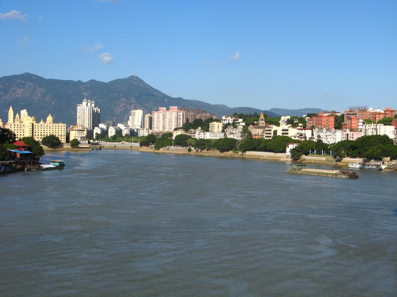 从烟台山俯瞰闽江航道