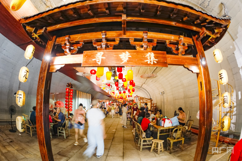 乌山防空洞内部，灯笼长廊和传统装饰