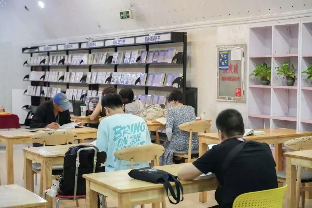 越洋图书城内部，书架沿防空洞拱形隧道排列