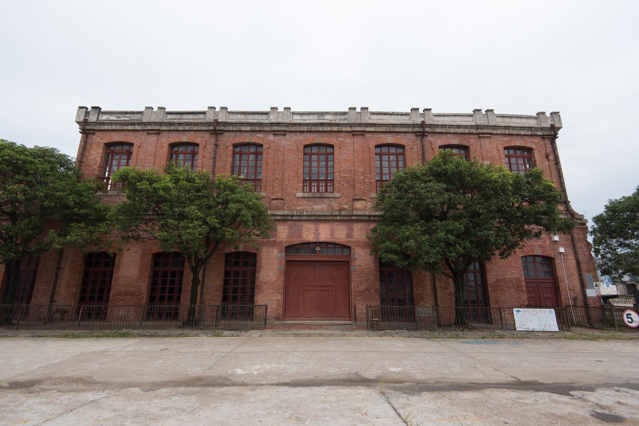 船政学堂旧址法式二层小楼外景,红砖、灰石板瓦和拱形窗洞