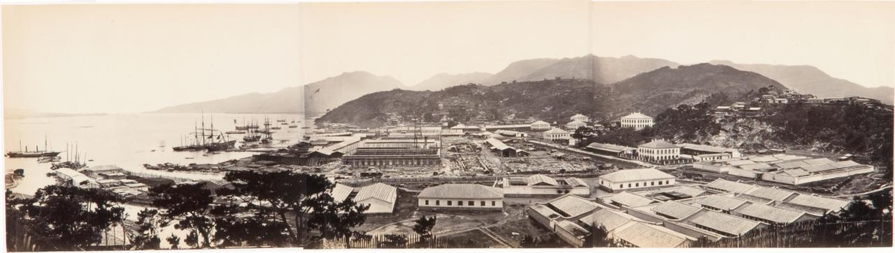 从罗星塔远眺马尾造船厂厂区,红色龙门吊和船台