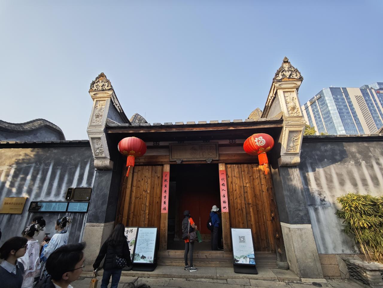 小黄楼庭园中的假山和石桥