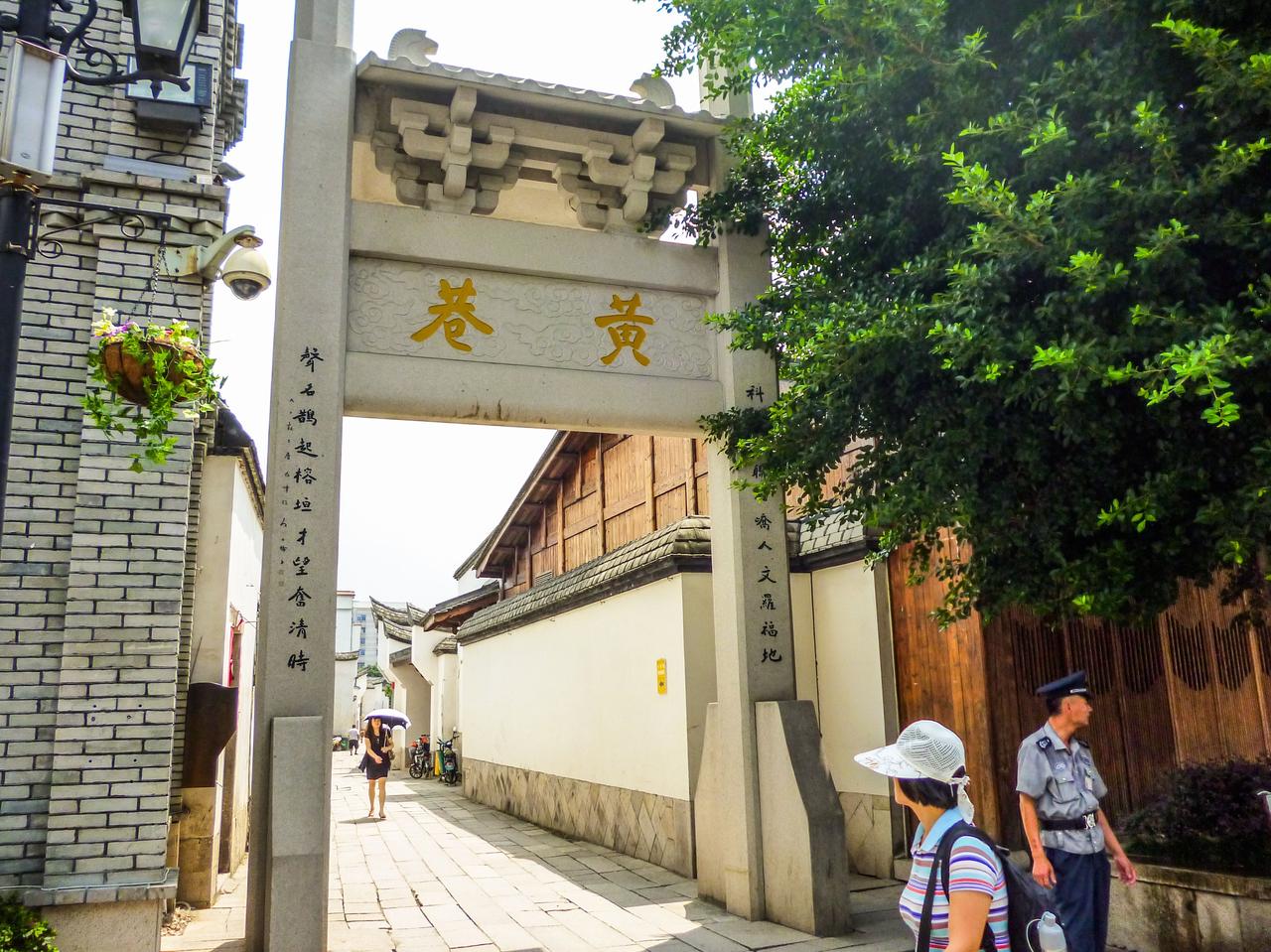 小黄楼外观：黄色墙面和二层木楼