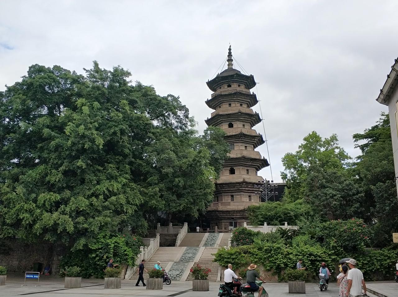 乌塔东侧远景，花岗岩塔身因千年风化呈深黑色