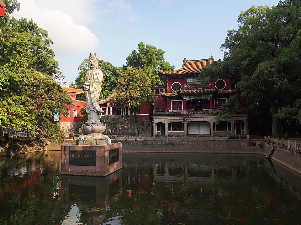 涌泉寺放生池与寺院景观