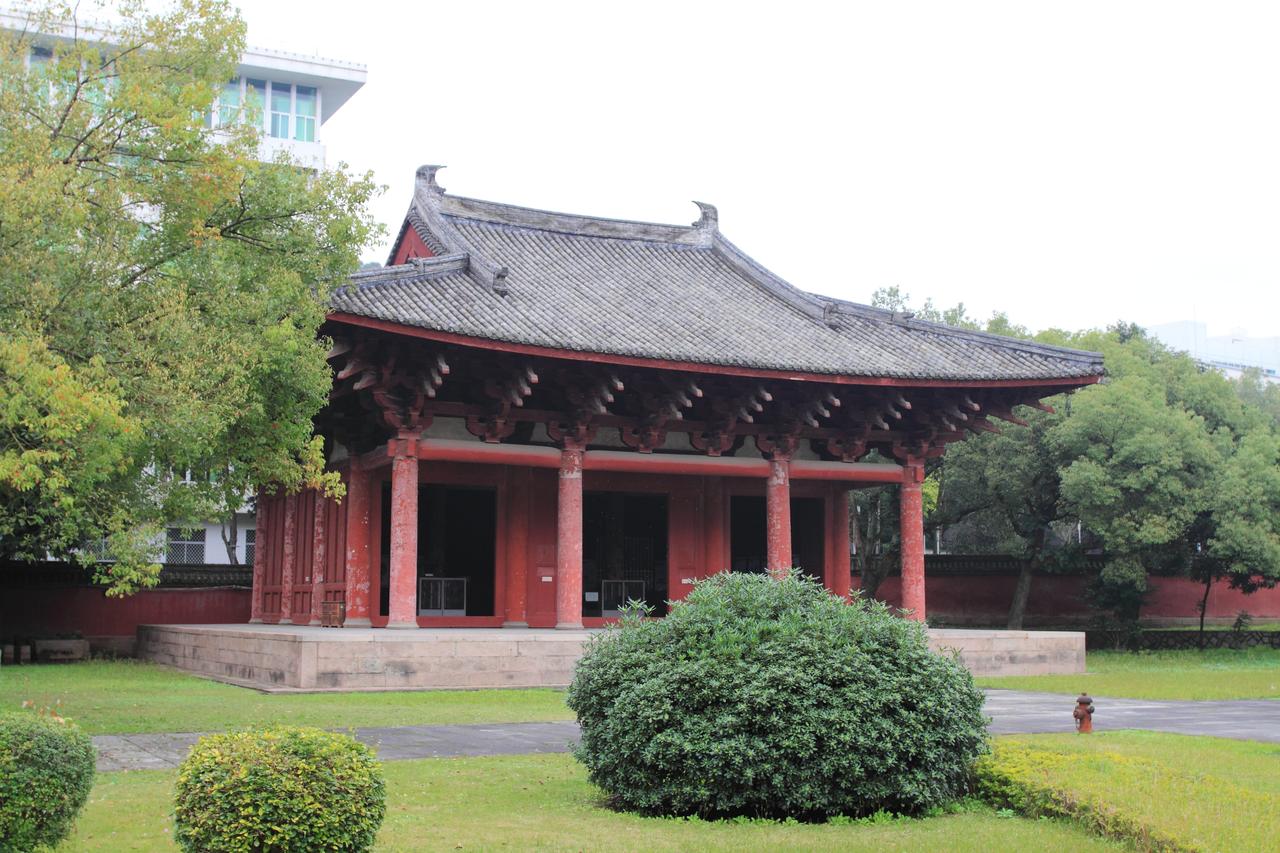 华林寺大殿正面全景，三开间的外表下是五代原构和超等用料