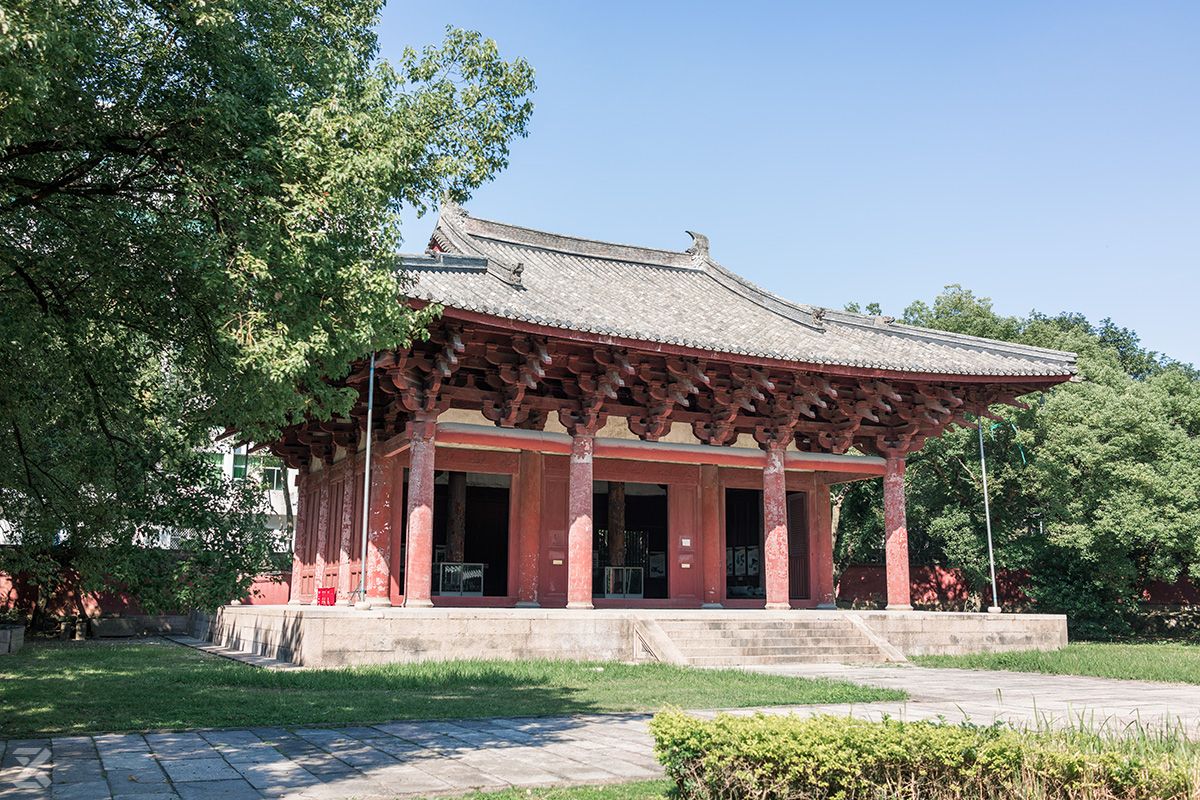华林寺大殿梭柱与月梁