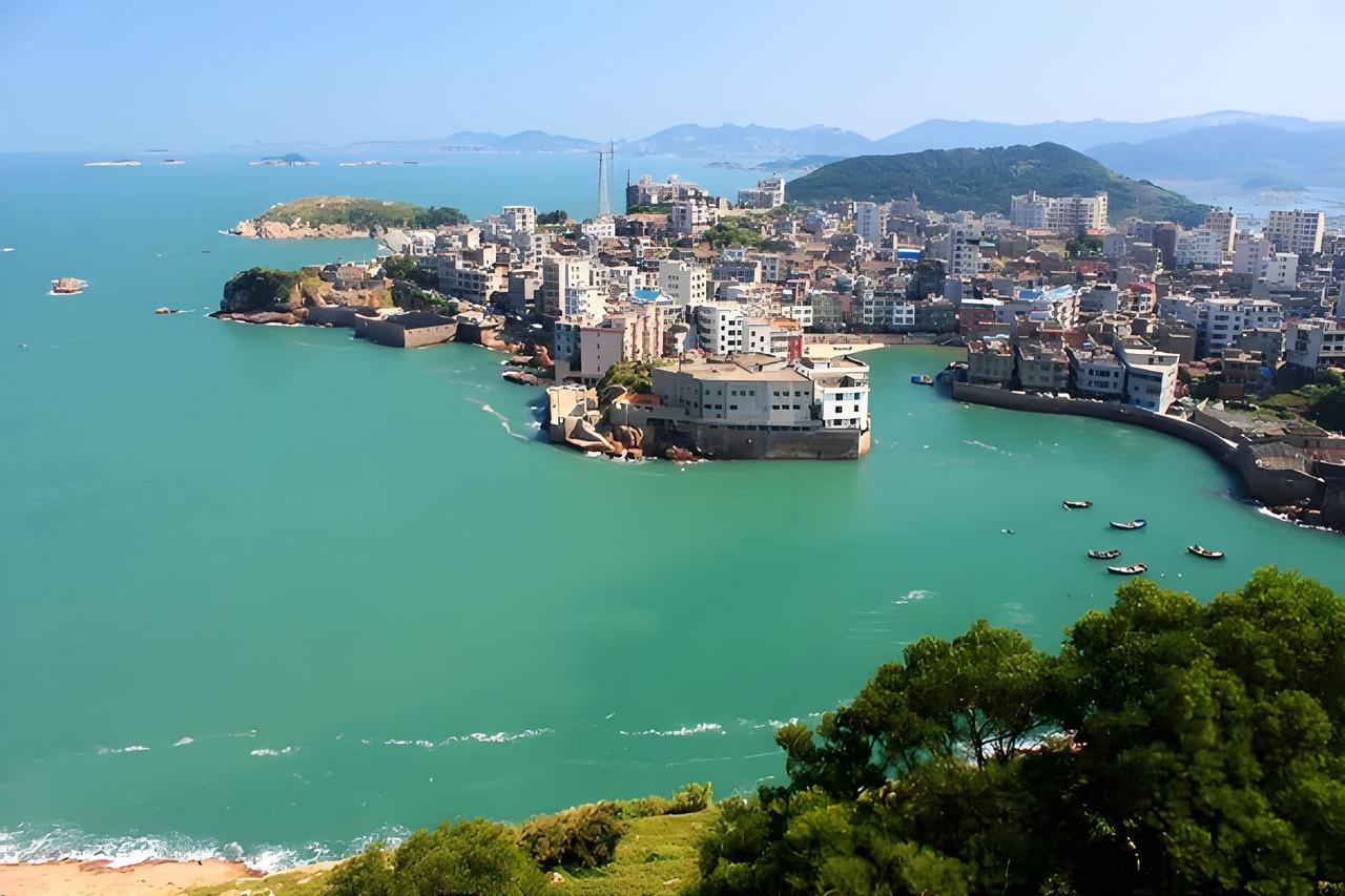 黄岐半岛海岸线眺望马祖列岛