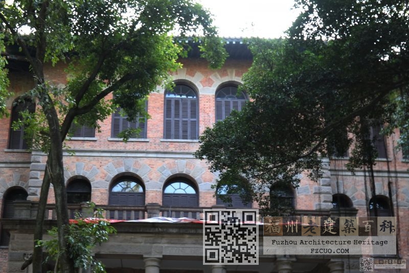 民主楼（原程吕底亚宿舍），三楼红砖建筑，造型与和平楼对称