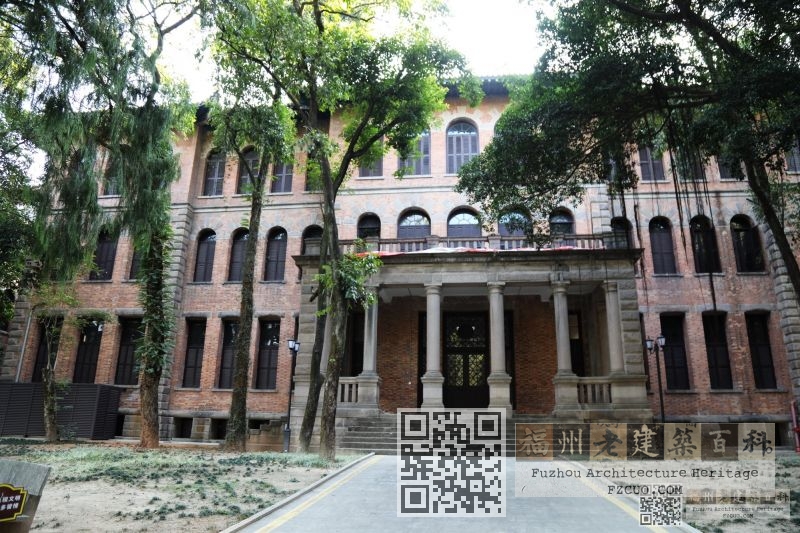 和平楼侧立面，红砖墙配木百叶窗，底层半地下室条石外墙清晰可见