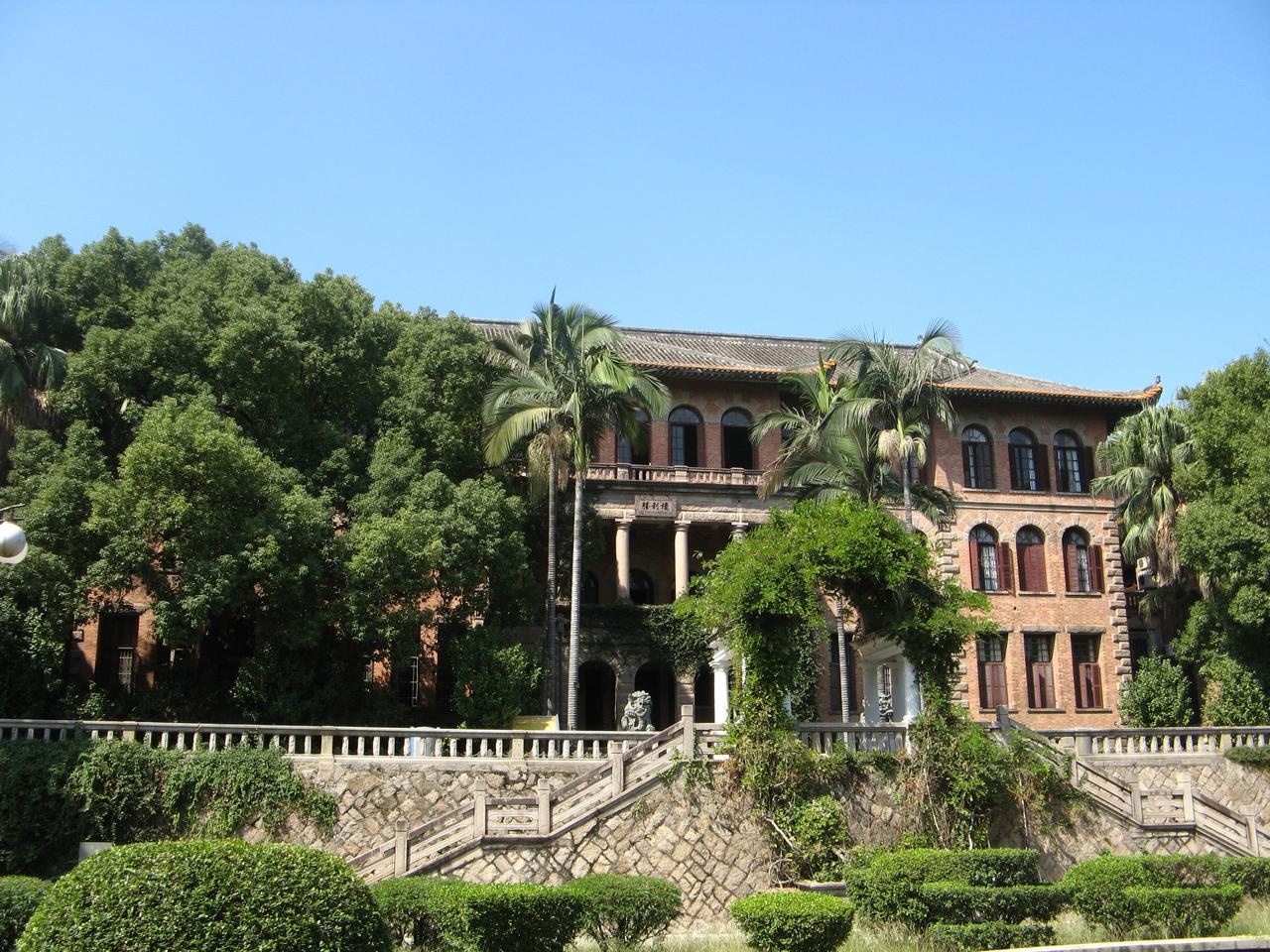 三座建筑围合而成的 U 形院落，从院落中央看胜利楼正面全景