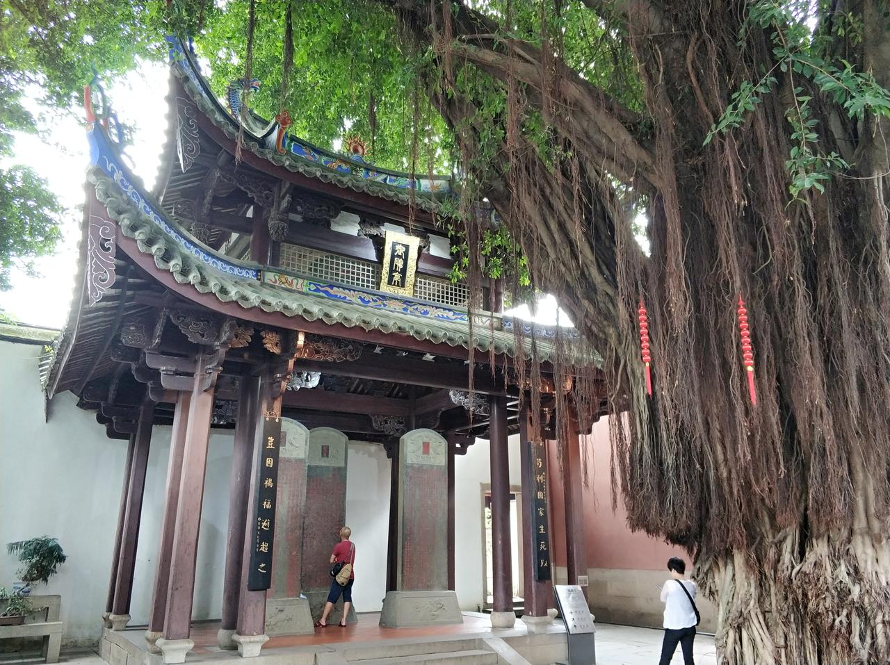 御碑亭与三块御赐石碑
