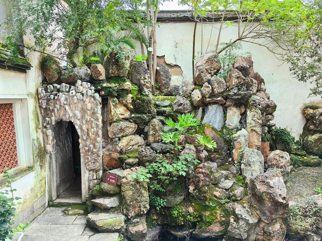 芙蓉园内的假山石洞门和园林小径