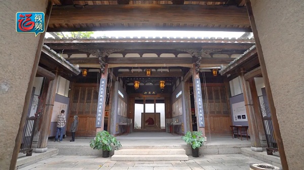 芙蓉园入口庭院，门额上悬挂"芙蓉园"匾额