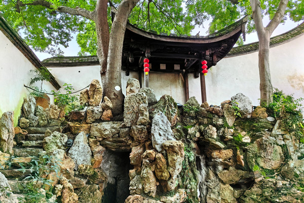 芙蓉园内的假山和亭阁